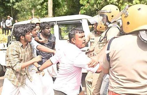 അമൽ ജ്യോതി കോളജിന് മുന്നിൽ വിദ്യാർത്ഥി സംഘടനകളുടെ പ്രതിഷേധം/ എക്സ്പ്രസ് ചിത്രം