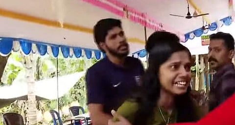 പ്രതികളെ എത്തിച്ചപ്പോള് രാജുവിന്റെ വീട്ടിലെ പ്രതിഷേധം/ വീഡിയോ സ്ക്രീന്ഷോട്ട്