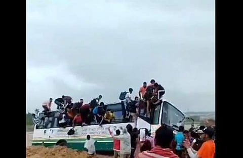 ബസ് പ്രളയത്തില് കുടുങ്ങിയപ്പോള്, സ്ക്രീന്ഷോട്ട്