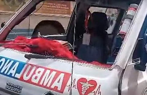 മന്ത്രിയുടെ വാഹനം ഇടിച്ചുതകര്ന്ന ആംബുലന്സ്