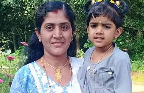 ദര്ശന മകള് ദക്ഷ