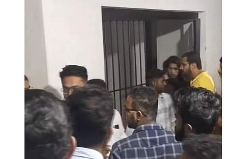 റോജി എം ജോണ് ലോക്കപ്പ് തുറന്ന് പ്രവര്ത്തകരെ പുറത്തിറക്കുന്നു/വീഡിയോ സ്ക്രീന്ഷോട്ട്