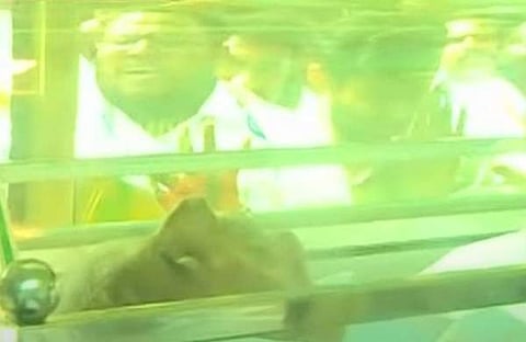 വിമാനത്താവളത്തില് നിന്ന് ഉമ്മന്ചാണ്ടിയുടെ മൃതദേഹം വിലാപയാത്രയായി കൊണ്ടുപോകുന്നു