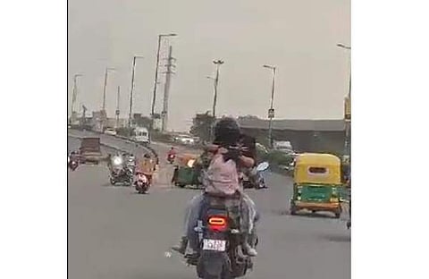 ഓടുന്ന ബൈക്കില് കമിതാക്കളുടെ പ്രണയ സല്ലാപം, സ്ക്രീന്ഷോട്ട്