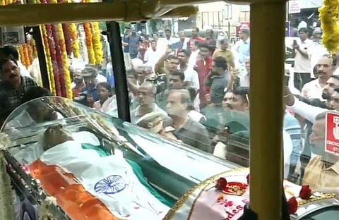 ഉമ്മന്ചാണ്ടിയുടെ മൃതദേഹവുമായുള്ള വിലാപയാത്ര