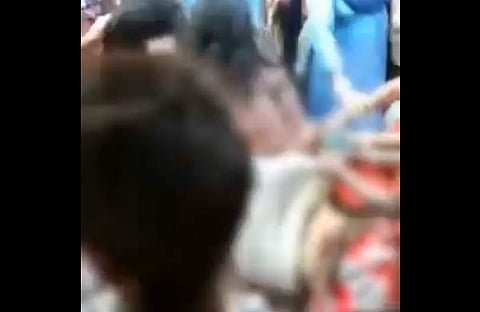 സ്ത്രീകളെ വിവസ്ത്രരാക്കി ആള്ക്കൂട്ടം ഉപദ്രവിക്കുന്ന ദൃശ്യം, സ്ക്രീന്ഷോട്ട്