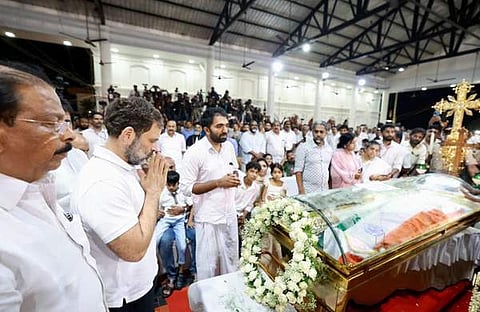 ഉമ്മൻചാണ്ടിക്ക് രാഹുൽഗാന്ധി അന്ത്യാഞ്ജലി അർപ്പിക്കുന്നു/ ഫയൽ