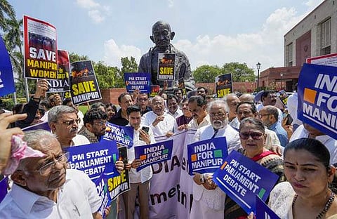 ഗാന്ധി പ്രതിമയ്ക്കു മുന്നിൽ പ്രതിപക്ഷ പ്രതിഷേധം/ പിടിഐ