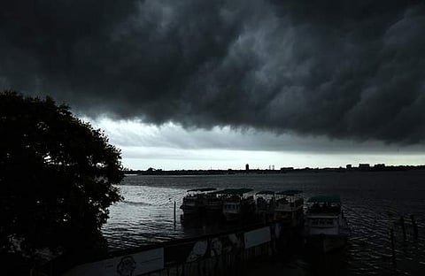 കൊച്ചിയില് കാര്മേഘം ഇരുണ്ടുകൂടിയപ്പോള്, ഫോട്ടോ: സൂരജ് ടിപി/ എക്സ്പ്രസ്