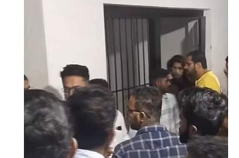 റോജി എം ജോണ് ലോക്കപ്പ് തുറന്ന് പ്രവര്ത്തകരെ പുറത്തിറക്കുന്നു/വീഡിയോ സ്ക്രീന്ഷോട്ട്