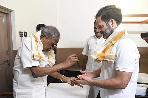 രാഹുലിന് പേന സമ്മാനിക്കുന്ന എംടി/ ട്വിറ്റര്