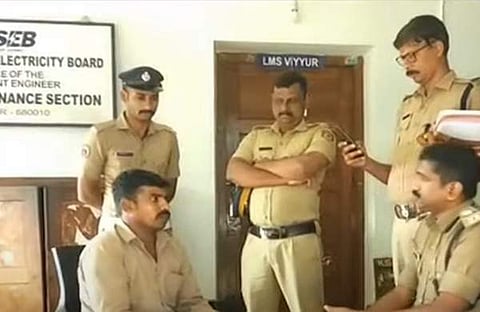 പൊലീസ് പ്രതിയുടെ മൊഴി രേഖപ്പെടുത്തുന്നു