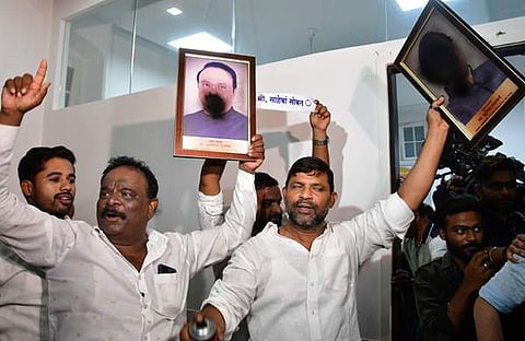മഹാരാഷ്ട്ര സര്ക്കാരില് അംഗങ്ങളായ എന്സിപി ഫോട്ടോയില് കരിപൂശി പാര്ട്ടി പ്രവര്ത്തകര്/പിടിഐ