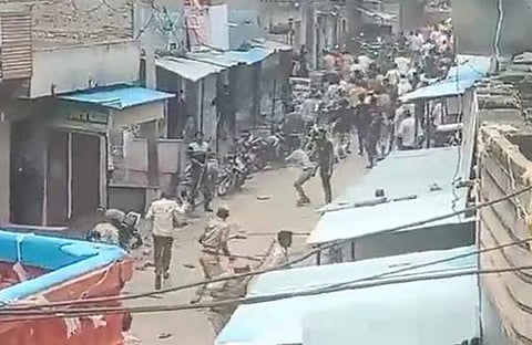 പ്രതിഷേധിച്ച നാട്ടുകാരെ പൊലീസ് ഓടിക്കുന്നു/ ട്വിറ്റര് ചിത്രം