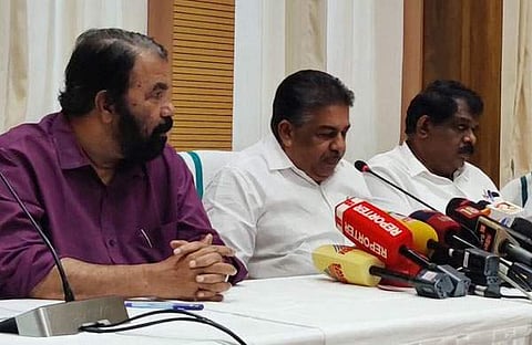 സജി ചെറിയാന് മാധ്യമങ്ങളെ കാണുന്നു