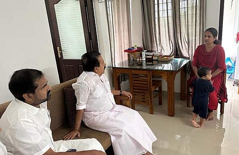 രമേശ് ചെന്നിത്തല ഷീലാ സണ്ണിയെ കാണാനെത്തിയപ്പോള്/ഫെയ്സ്ബുക്ക്