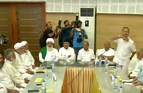 മുസ്ലീം സംഘടനകളുടെ യോഗത്തിന് ശേഷം മാധ്യമങ്ങളെ കാണുന്ന പാണക്കാട് സാദിഖലി ശിഹാബ് തങ്ങള്