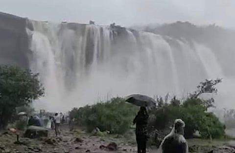 കനത്തമഴയില് അതിരപ്പിള്ളി വെള്ളച്ചാട്ടം സമൃദ്ധമായി ഒഴുകുന്ന ദൃശ്യം, സ്ക്രീന്ഷോട്ട്