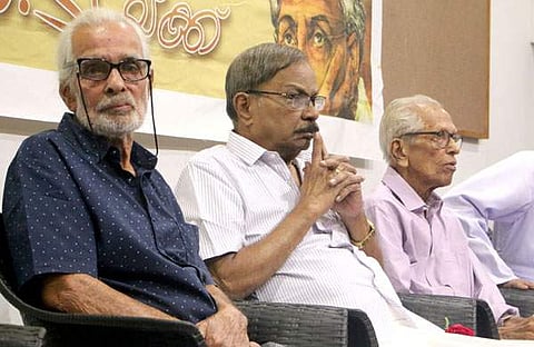 എംടിക്കും എംകെ സാനുവിനുമൊപ്പം ആര്ട്ടിസ്റ്റ് നമ്പൂതിരി