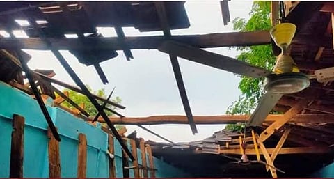 തകര്ന്ന സ്കൂളിന്റെ മേല്ക്കൂര