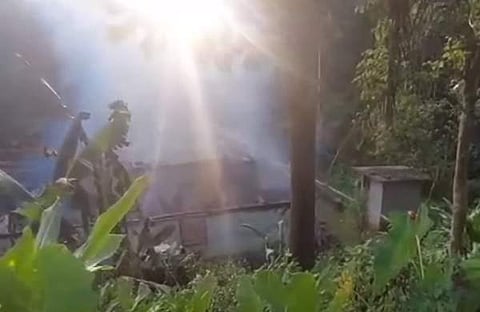 ഫയര്ഫോഴ്സ് തീ അണയ്ക്കാന് ശ്രമിക്കുന്നു/ ടിവി ദൃശ്യം