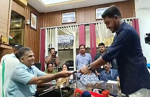 ജെയ്ക് സി തോമസ് നാമനിര്ദേശ പത്രിക സമര്പ്പിക്കുന്നു/ ഫെയ്സ്ബുക്ക്