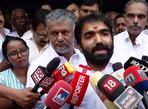 ചാണ്ടി ഉമ്മന് മാധ്യമങ്ങളെ കാണുന്നു