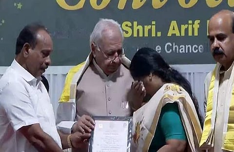 സര്ട്ടിഫിക്കറ്റ് വാങ്ങുമ്പോള് വിതുമ്പിക്കരയുന്ന അമ്മ/ ടിവി ദൃശ്യം