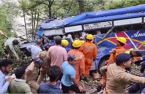 ബസ് അപകടത്തില്പ്പെട്ടവരെ രക്ഷിക്കുന്ന ദൃശ്യം, ഓൾ ഇന്ത്യ റേഡിയോ