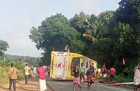 അപകടത്തില് മറിഞ്ഞ ബസ്/ ടിവി ദൃശ്യം