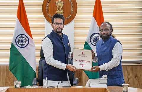 കേതന് മേത്ത കേന്ദ്ര മന്ത്രി അനുരാഗ് താക്കൂറിനൊപ്പം/ പിടിഐ