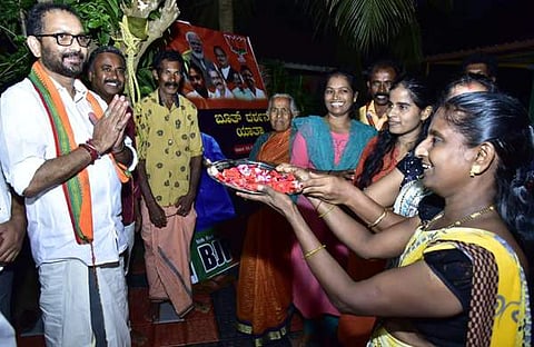 കെ സുരേന്ദ്രനെ പാര്ട്ടി പ്രവര്ത്തകര് സ്വീകരിക്കുന്നു