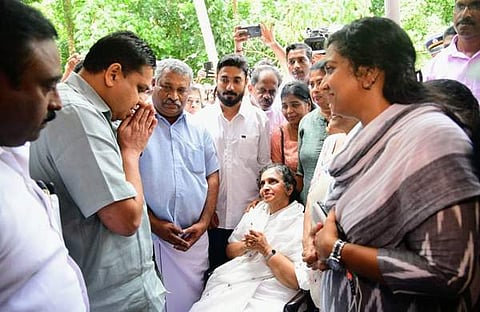 ഉമ്മന്ചാണ്ടിയുടെ കുടുംബത്തെ സന്ദര്ശിച്ച് എഎന് ഷംസീര്