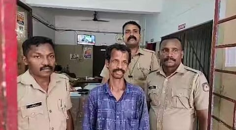 മറ്റൊരു പുരുഷനുമായി ബന്ധമെന്ന് സംശയം, ഭാര്യയുടെ മുഖത്ത് ആസിഡ് ഒഴിച്ചു, രക്ഷിക്കാനെത്തിയ ആളെ കുത്തി, ഭര്ത്താവ് അറസ്റ്റില്