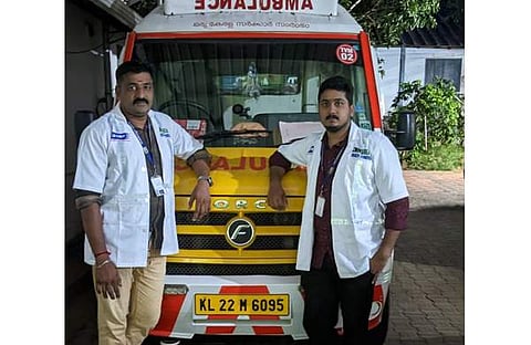 സുജിത്തും നന്ദകുമാറും ആംബുലന്സിന് മുന്നില്