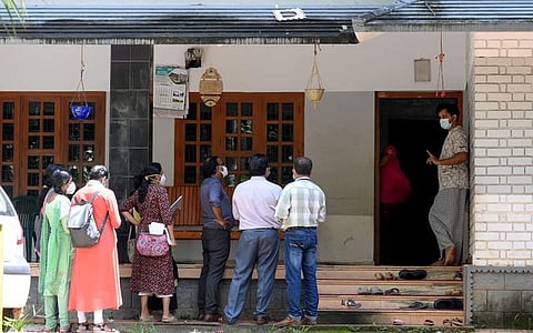 നിപ ബാധിച്ച് ആദ്യം മരിച്ചയാളുടെ ബന്ധുക്കളില് നിന്ന് വിവരങ്ങള് ശേഖരിക്കുന്ന ആരോഗ്യപ്രവര്ത്തകര്/എക്സ്പ്രസ്