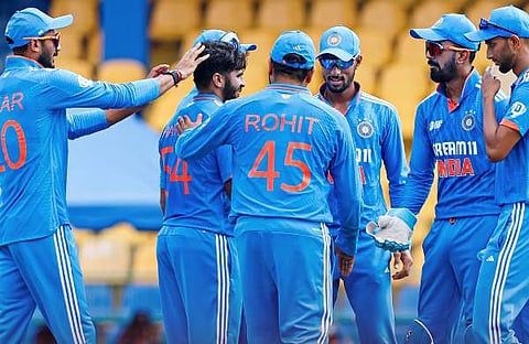 വിക്കറ്റ് നേടിയതിന്റെ സന്തോഷം പങ്കുവെയ്ക്കുന്ന ഇന്ത്യൻ ടീം, image credit/bcci
