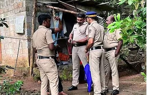 പൊലീസ് വീട്ടില് പരിശോധന നടത്തുന്നു