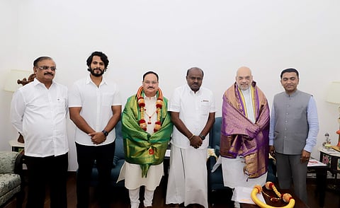 എച്ച്ഡി കുമാരസ്വാമി അമിത് ഷായ്ക്കും ജെപി നഡ്ഡയ്ക്കുമൊപ്പം