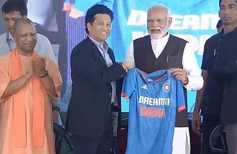 മോദിക്ക് ഇന്ത്യൻ ക്രിക്കറ്റ് ടീം ജേഴ്സി സച്ചിൻ സമ്മാനിക്കുന്നു/ വീഡിയോ സ്ക്രീൻ ഷോട്ട്