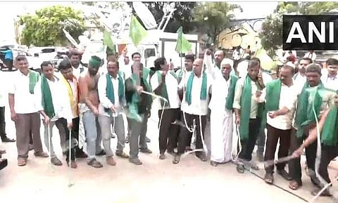 കര്ണാടകയില് ബന്ദിന് ആഹ്വാനം ചെയ്ത കര്ഷകസംഘടനകളുടെ പ്രതിഷേധം