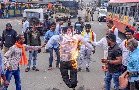 പ്രതിഷേധക്കാര് സ്റ്റാലിന്റെ കോലം കത്തിക്കുന്നു/ പിടിഐ