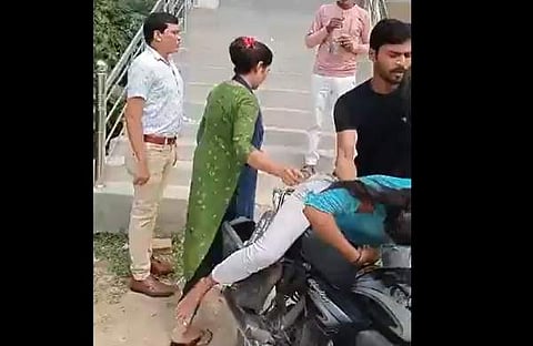 കുട്ടിയുടെ മൃതദേഹം ബൈക്കില് വച്ച് കടന്നുകളയുന്ന അധികൃതരുടെ ദൃശ്യം