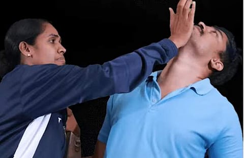 കേരള പൊലീസ് ഫെയ്സ്ബുക്കില് പങ്കുവെച്ച വീഡിയോയിലെ ദൃശ്യം