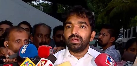 ചാണ്ടി ഉമ്മന് മാധ്യമങ്ങളെ കാണുന്നു/വീഡിയോ സ്ക്രീന്ഷോട്ട്