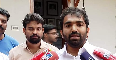 ചാണ്ടി ഉമ്മന് മാധ്യമങ്ങളെ കാണുന്നു/വീഡിയോ സ്ക്രീന്ഷോട്ട്