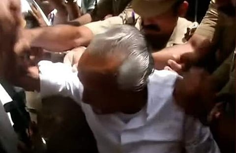 കോടതി വരാന്തയില് മുദ്രാവാക്യം വിളിക്കുന്ന ഗ്രോവാസു/ ടെലിവിഷന് ചിത്രം