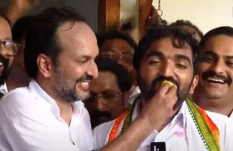 ചാണ്ടി ഉമ്മന് പിസി വിഷ്ണുനാഥ് മധുരം നല്കുന്നു/ടിവി ദൃശ്യം