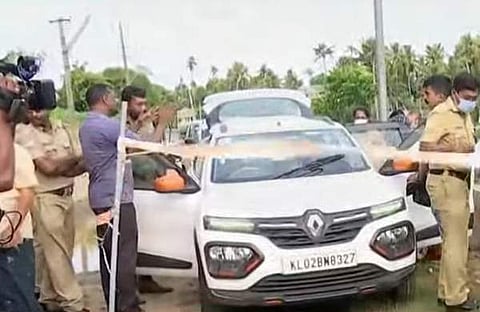 തോടിന് സമീപം ഉപേക്ഷിക്കപ്പെട്ട ഡോക്ടറുടെ കാര്