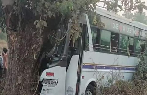 ശബരിമല തീര്ഥാടകര് സഞ്ചരിച്ച ബസ് മരത്തില് ഇടിച്ച നിലയില്/ടിവി ദൃശ്യം